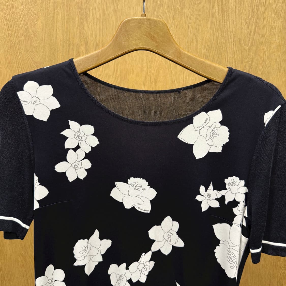 레오나드 반팔 니트 티셔츠 화이트 플라워 패턴 프린트 디테일 블랙 상품이미지4