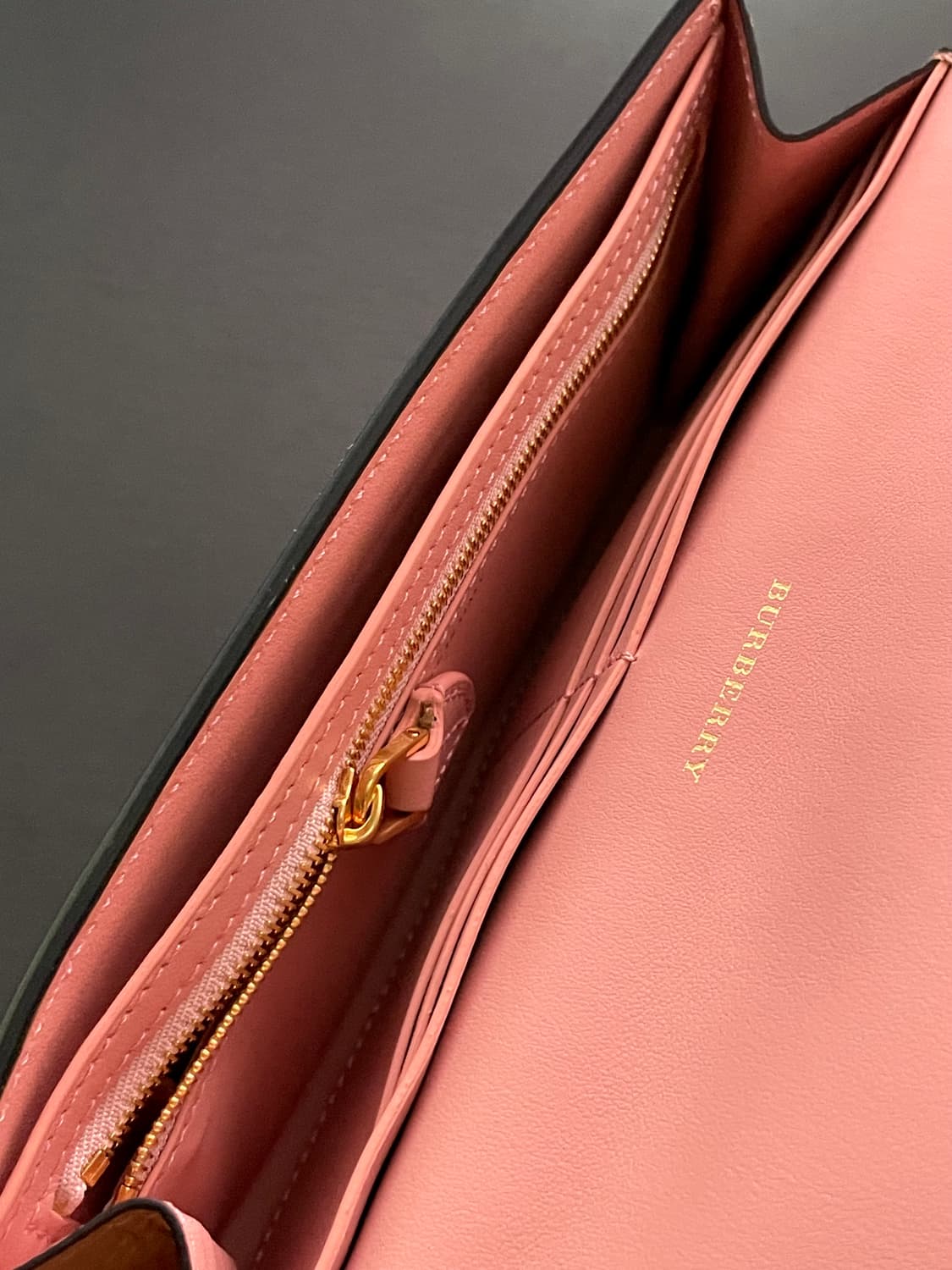 [새상품, 풀구성] 버버리 레더 기사 지갑 장지갑 Hollee EKD 상품이미지6