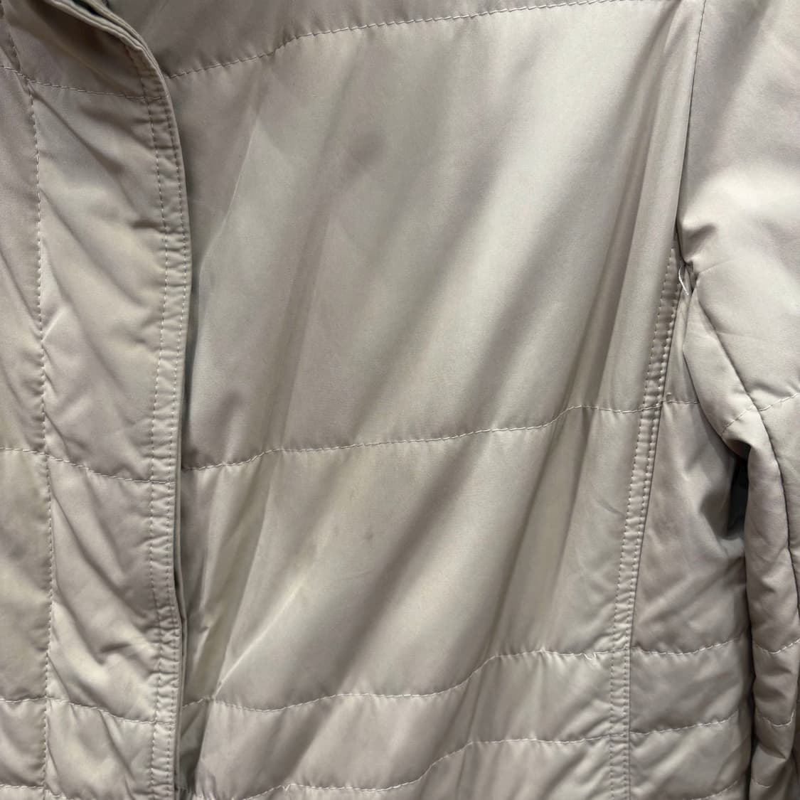 버버리 런던 하이넥 미디 경량 패딩 점퍼 클래식 체크 안감 디테일 베이지 상품이미지9