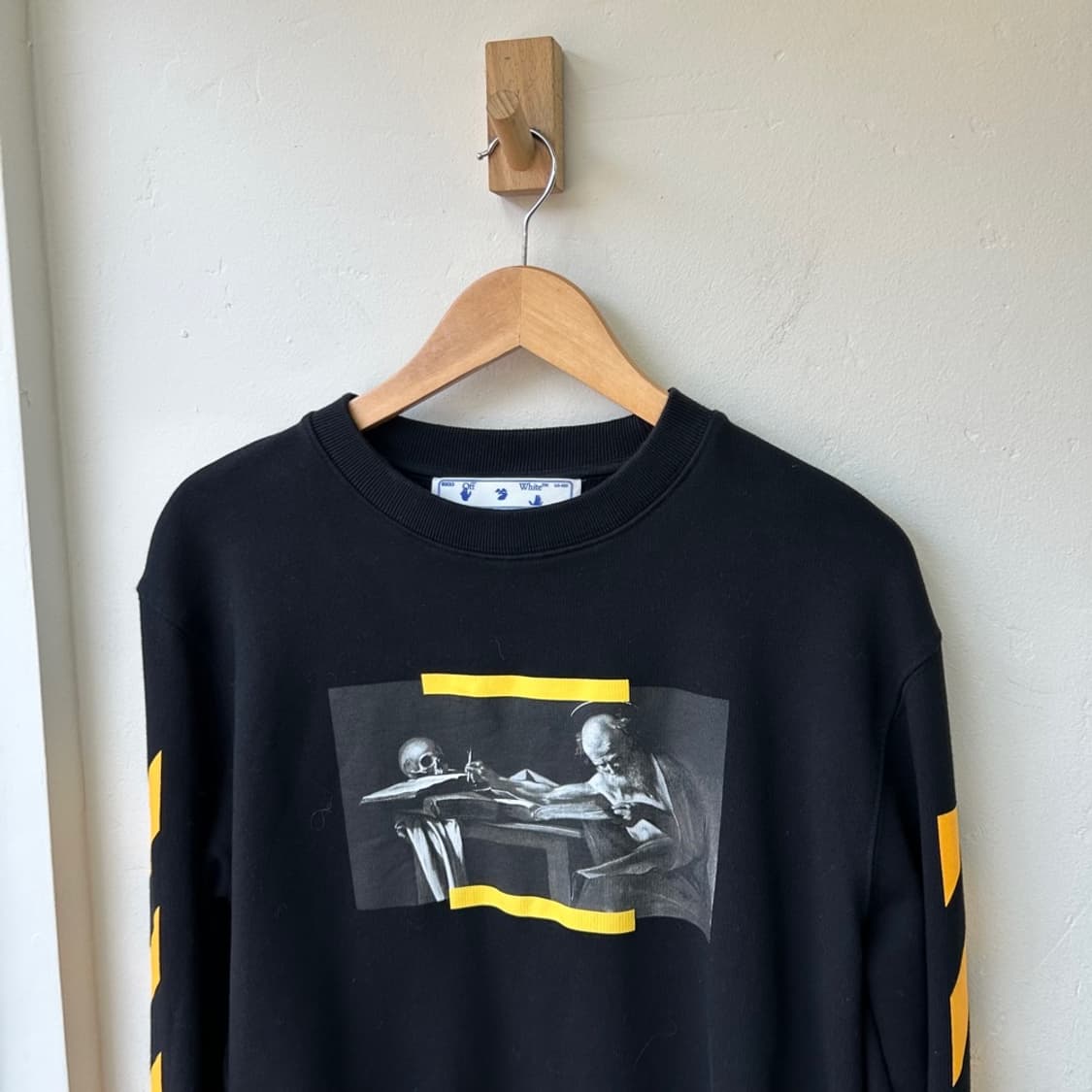 16645 - 오프화이트 카라바지오 페인팅 맨투맨 상품이미지1