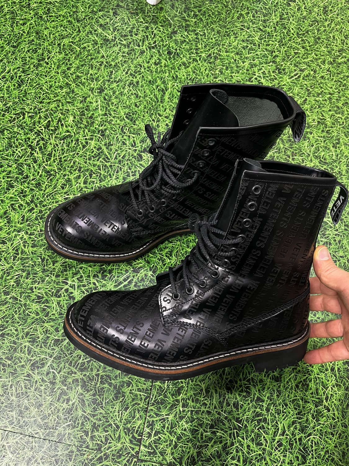 베트멍 x 처치스 음각 레터링 패턴 부츠 구두 상품이미지1