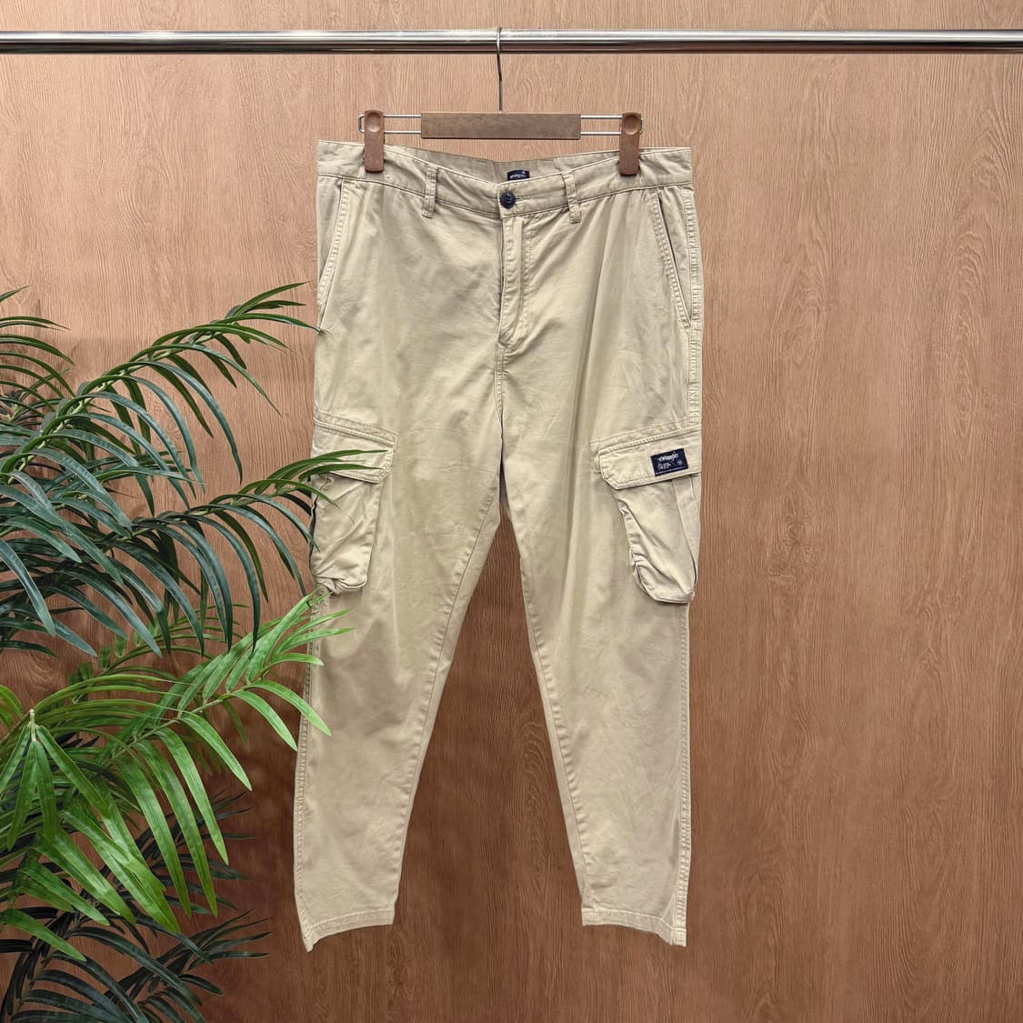 랭글러 카고 팬츠 사이드 플랩 포켓 패치 디테일 슬림 테이퍼드핏 베이지 상품이미지1