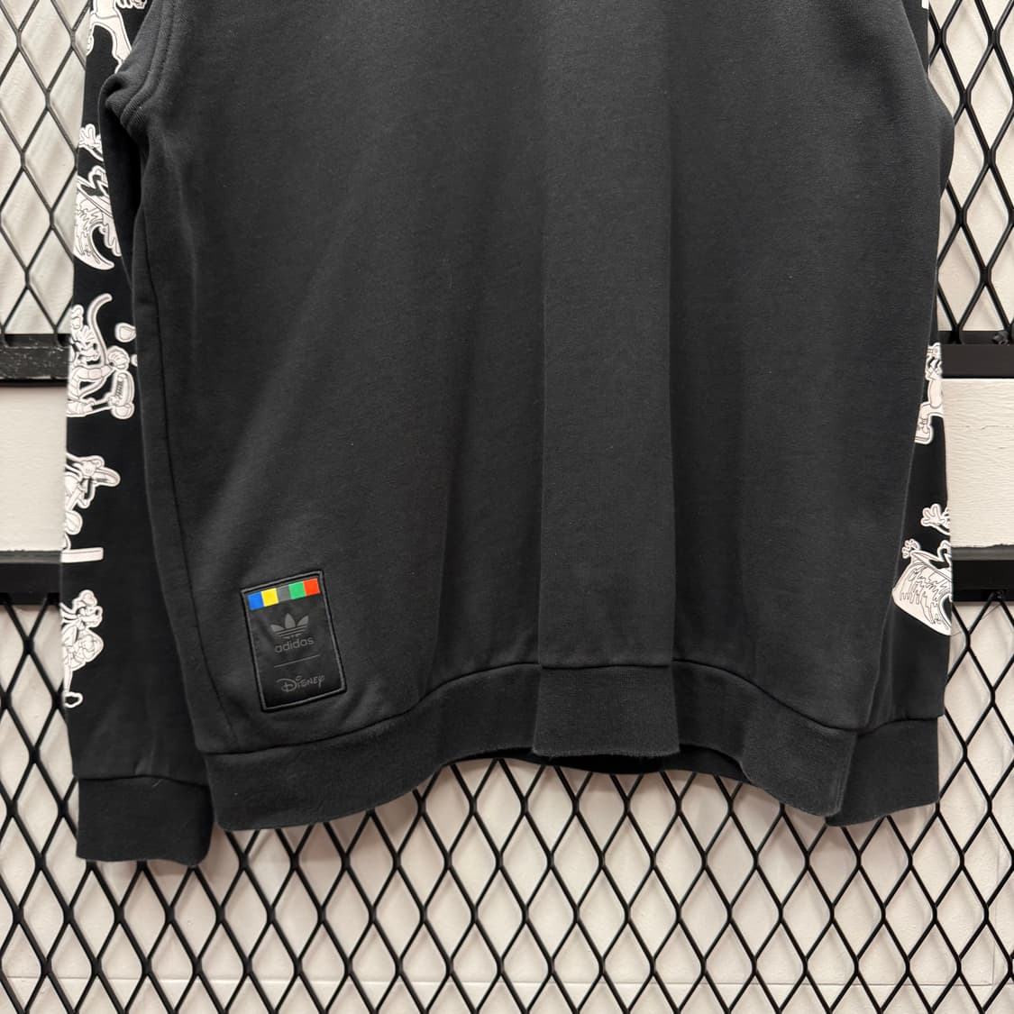 아디다스 X 디즈니 롱 슬리브 사이드 구피 프린팅 디테일 블랙 상품이미지4