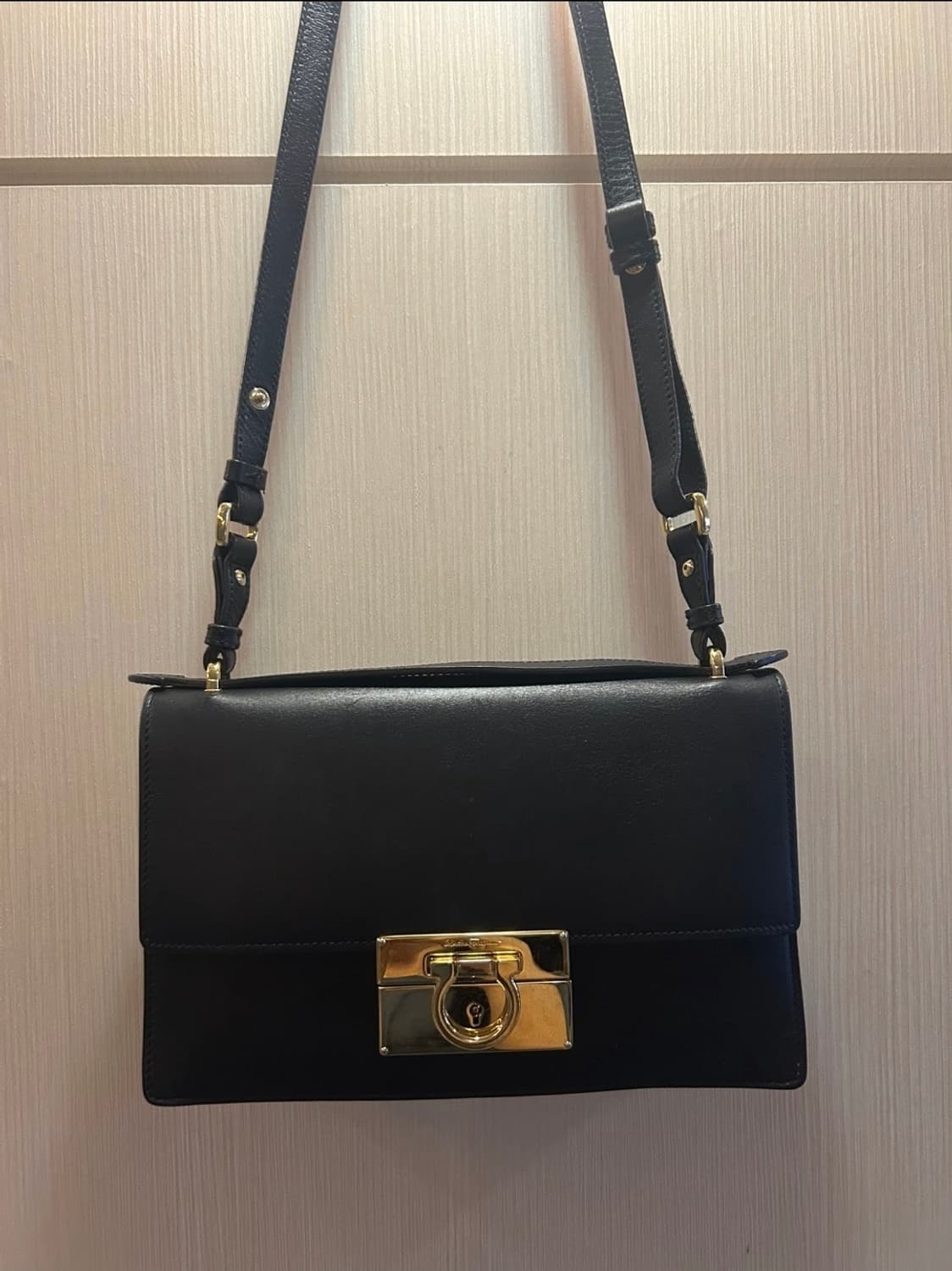 페레가모 간치니 블랙 숄더백 상품이미지2