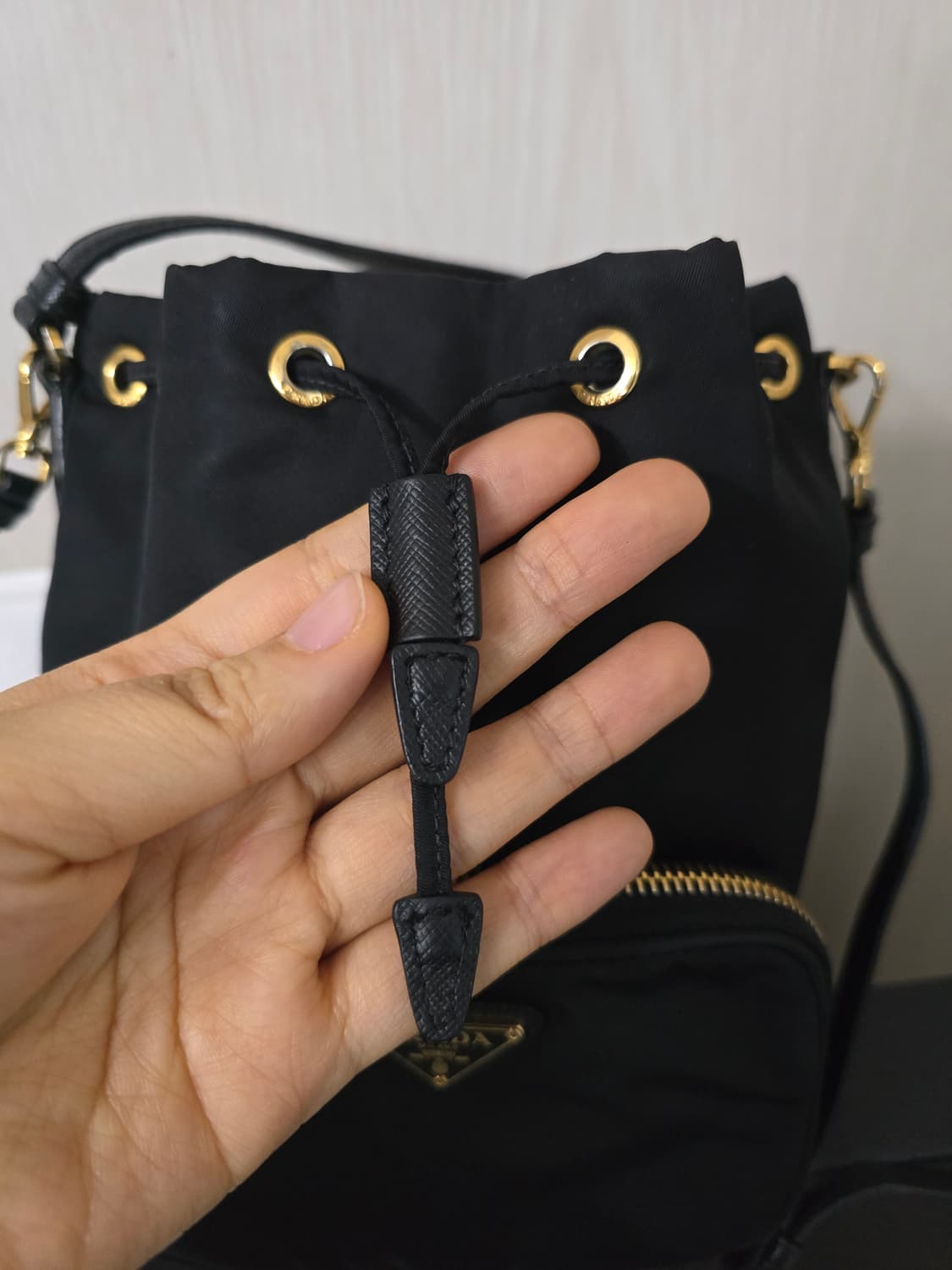 프라다 리나일론 버킷백 블랙 금장 상품이미지3