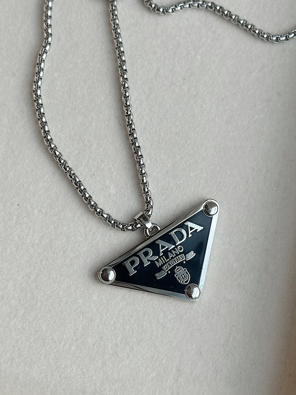 프라다 삼각로고 남성 목걸이 상품이미지2