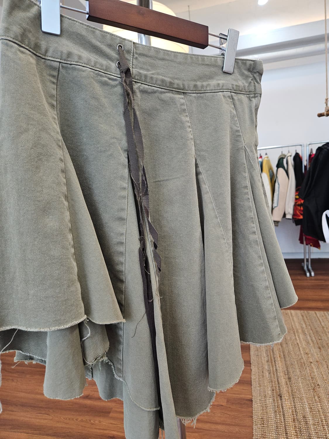 더오픈프로덕트 오픈와이와이 ASYMMETRIC PLEATED SKIRT 상품이미지3