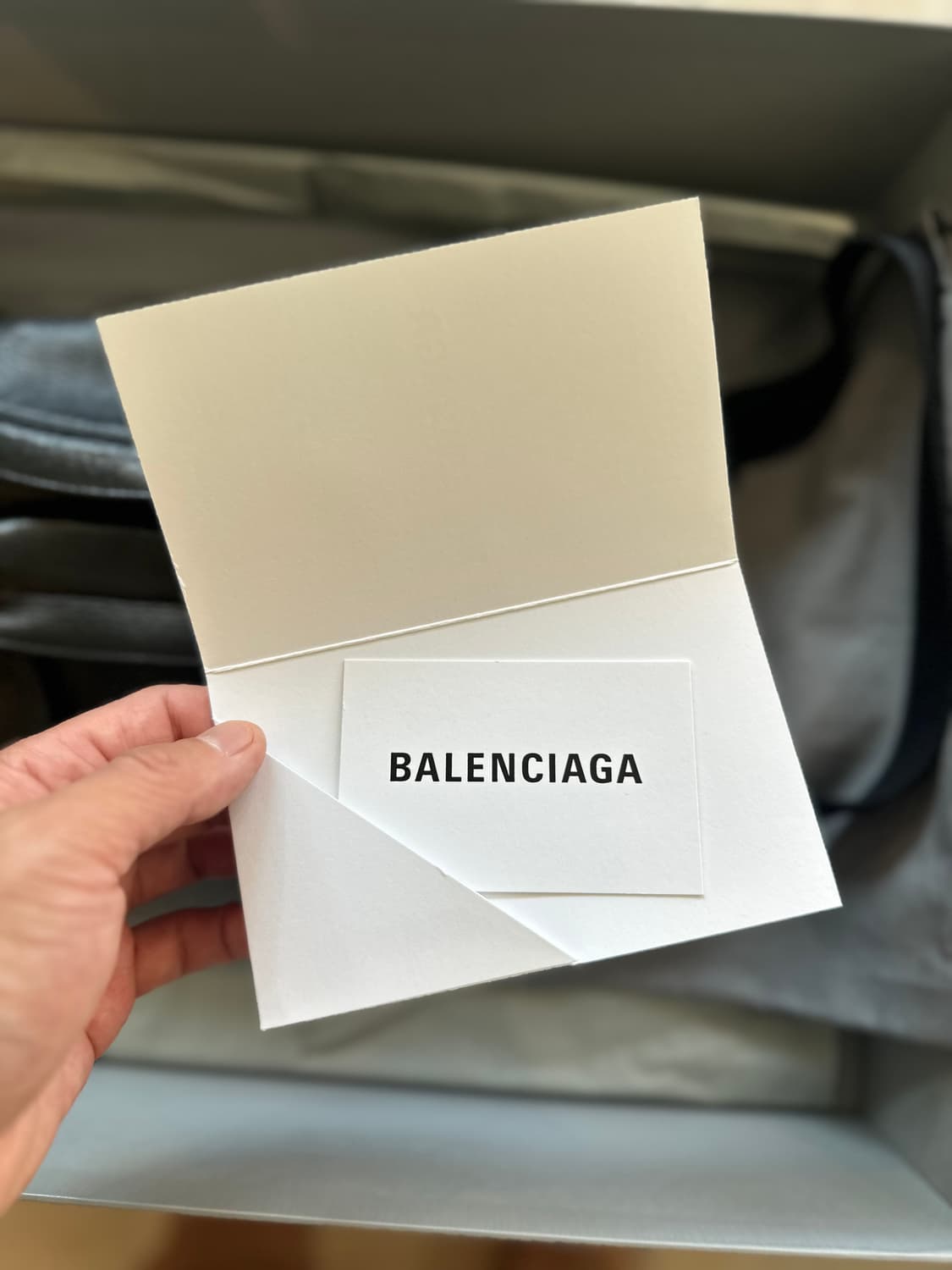 발렌시아가 에브리데이 카프스킨 벨트백 상품이미지5