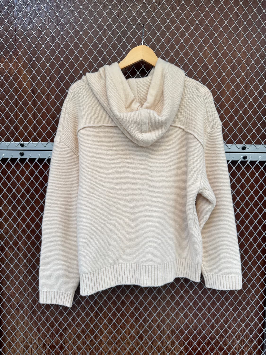 럭키슈에뜨 크림 포켓 포인트 끈 로고 후드 울 니트 F 상품이미지5