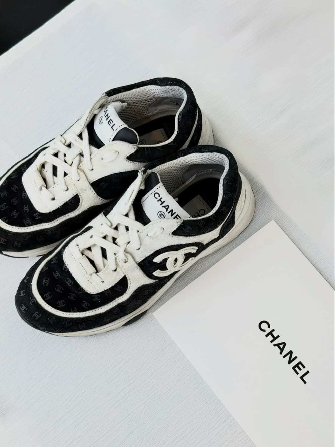 샤넬 [크루즈컬렉션] CC 로고 벨벳 스니커즈 (230) 상품이미지1