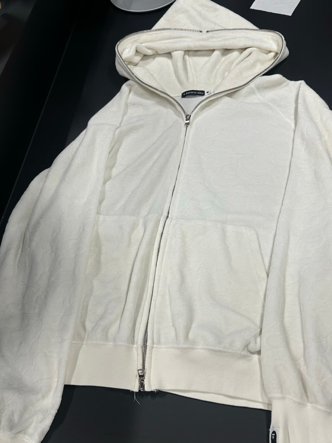 에이프 모노그램 음각 화이트 벨벳 후드 집업 상품이미지4