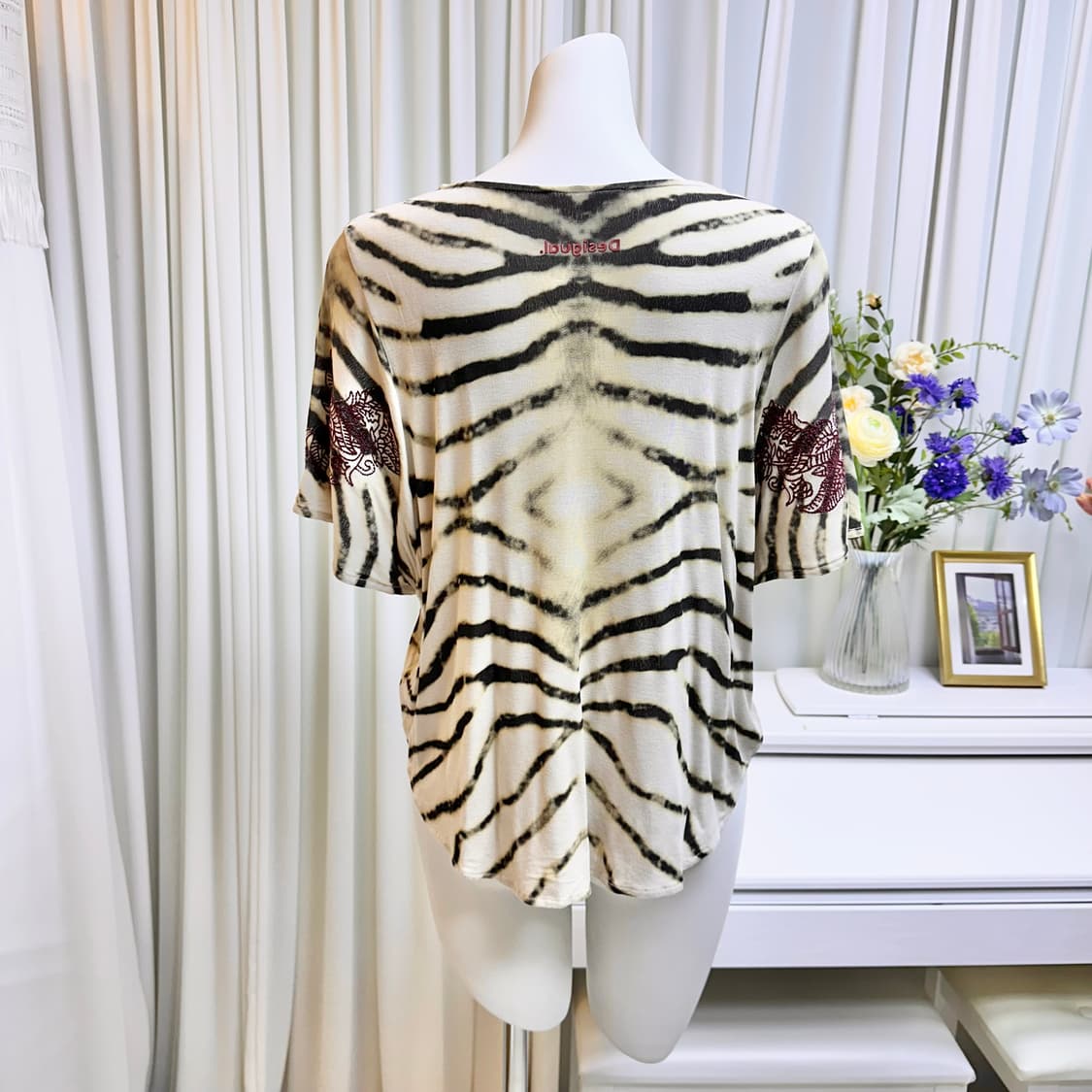 데시구알 패턴 자수 티셔츠 상품이미지2