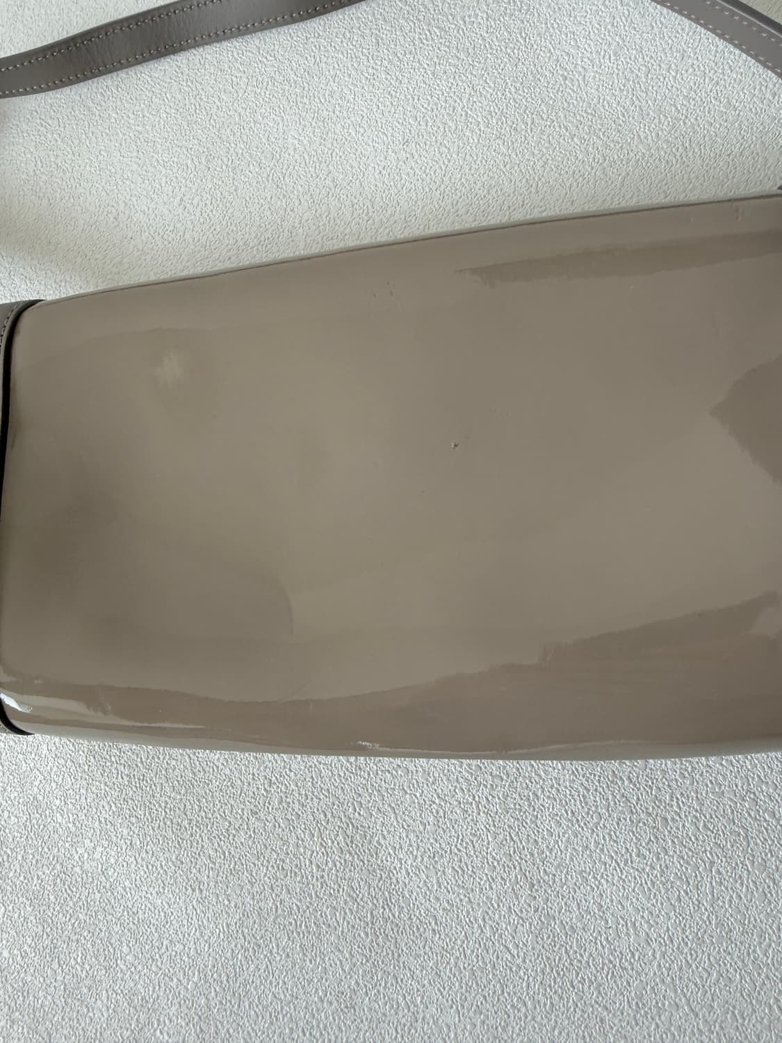 아이그너(AIGNER) 에나멜 레더 숄더백 상품이미지7