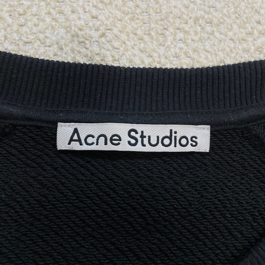 아크네스튜디오 12주년 라벨 크루넥 맨투맨 블랙 상품이미지4