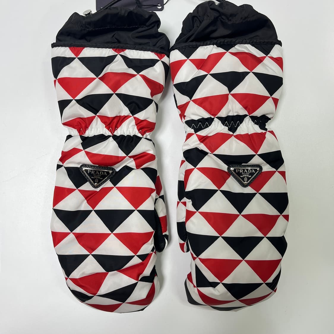 새상품 프라다 패딩 장갑 트라이앵글 로고 패턴 상품이미지2