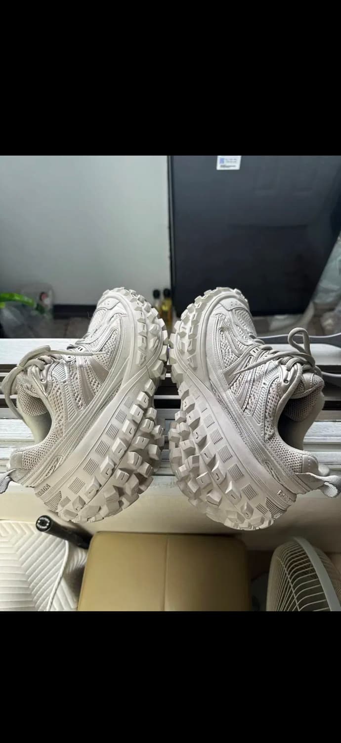 발렌시아가 디펜더 베이지 41사이즈 판매합니다. 상품이미지4