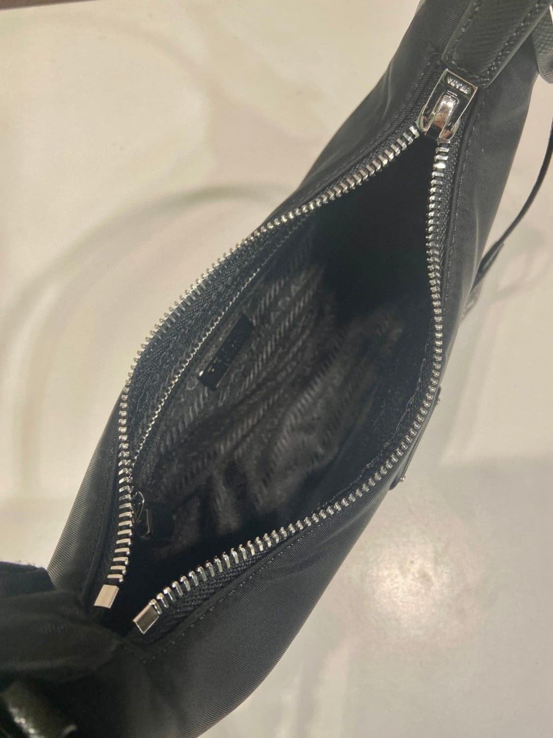 프라다 리에디션 2005 사피아노 트리밍 리나일론 호보백 블랙 상품이미지7