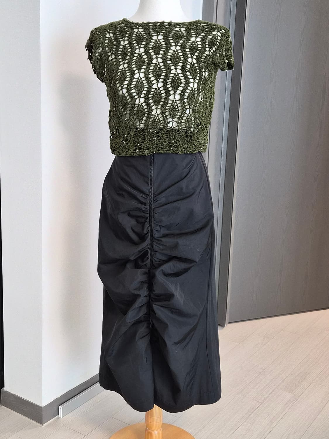 유니크한 앞지퍼 셔링 롱스커트  고프코어룩​ 상품이미지2