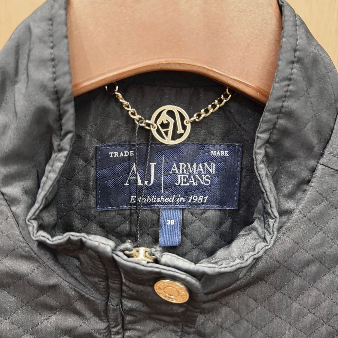 아르마니 진스 퀄팅 경량 자켓 골드 로고 장식 드로우 스트링 디테일 블랙 상품이미지8