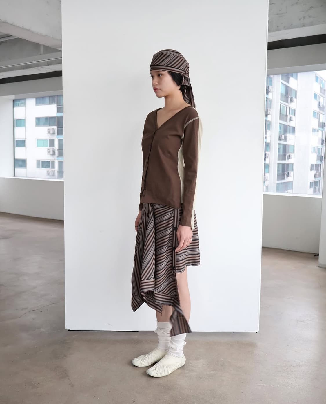 0tape STRIPE BUTTON WRAP SKIRT-BROWN 상품이미지3