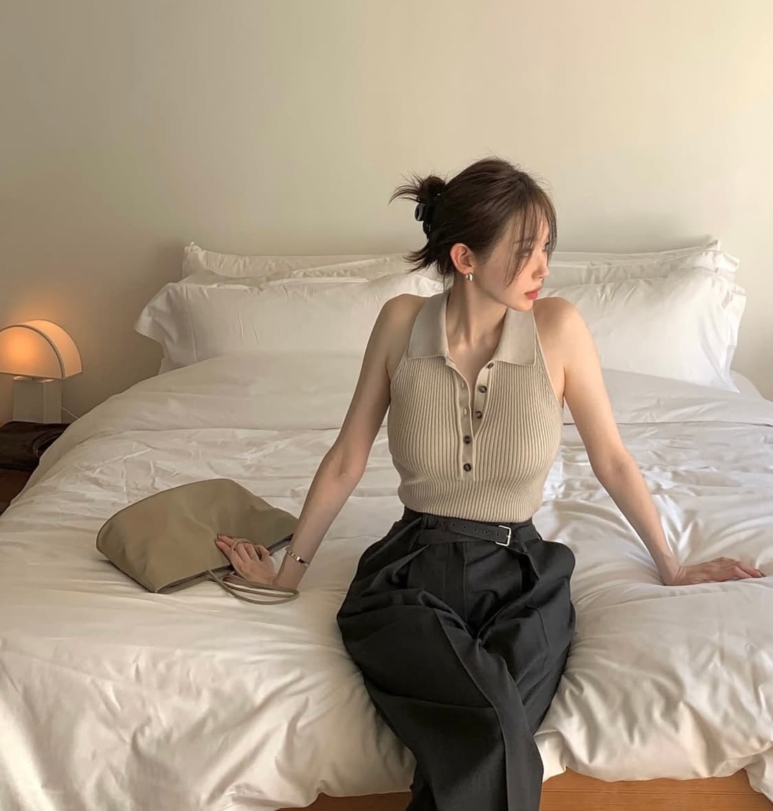 아비에무아 홀터 니트 베스트 강민경 착용 상품이미지1