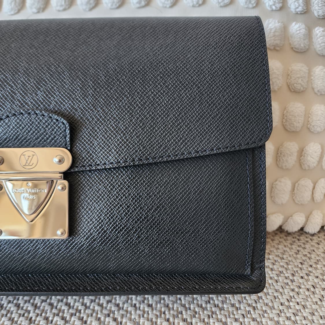 초민트급 루이비통 타이가 벨라야 클러치백 블랙 상품이미지4