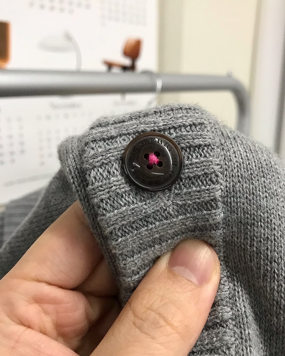 버버리 로고 그레이 배색 가디건 상품이미지3