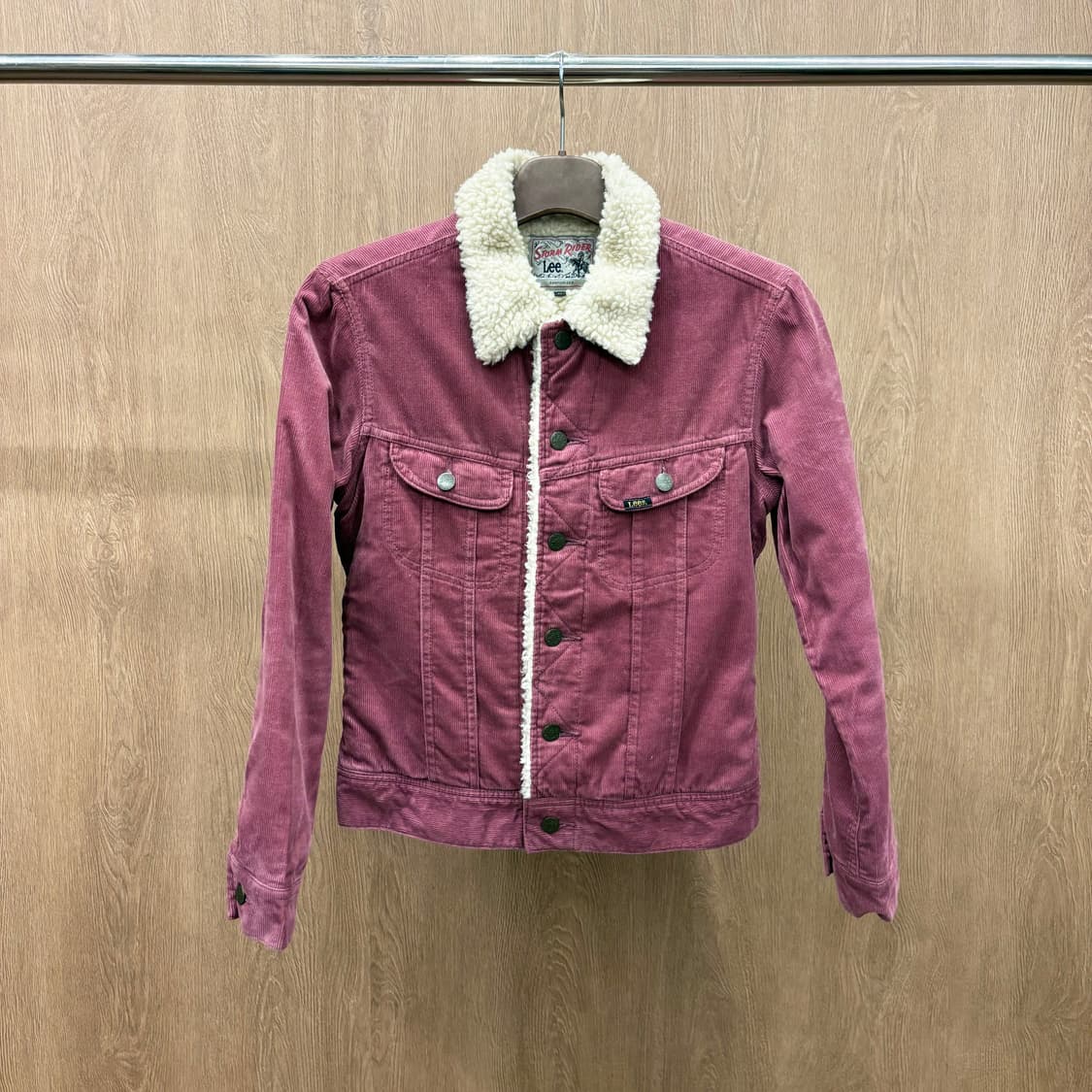 리 코듀로이 쉐르파 퍼 트러커 자켓 로고 탭 스냅 버튼 디테일 로즈 핑크 상품이미지2