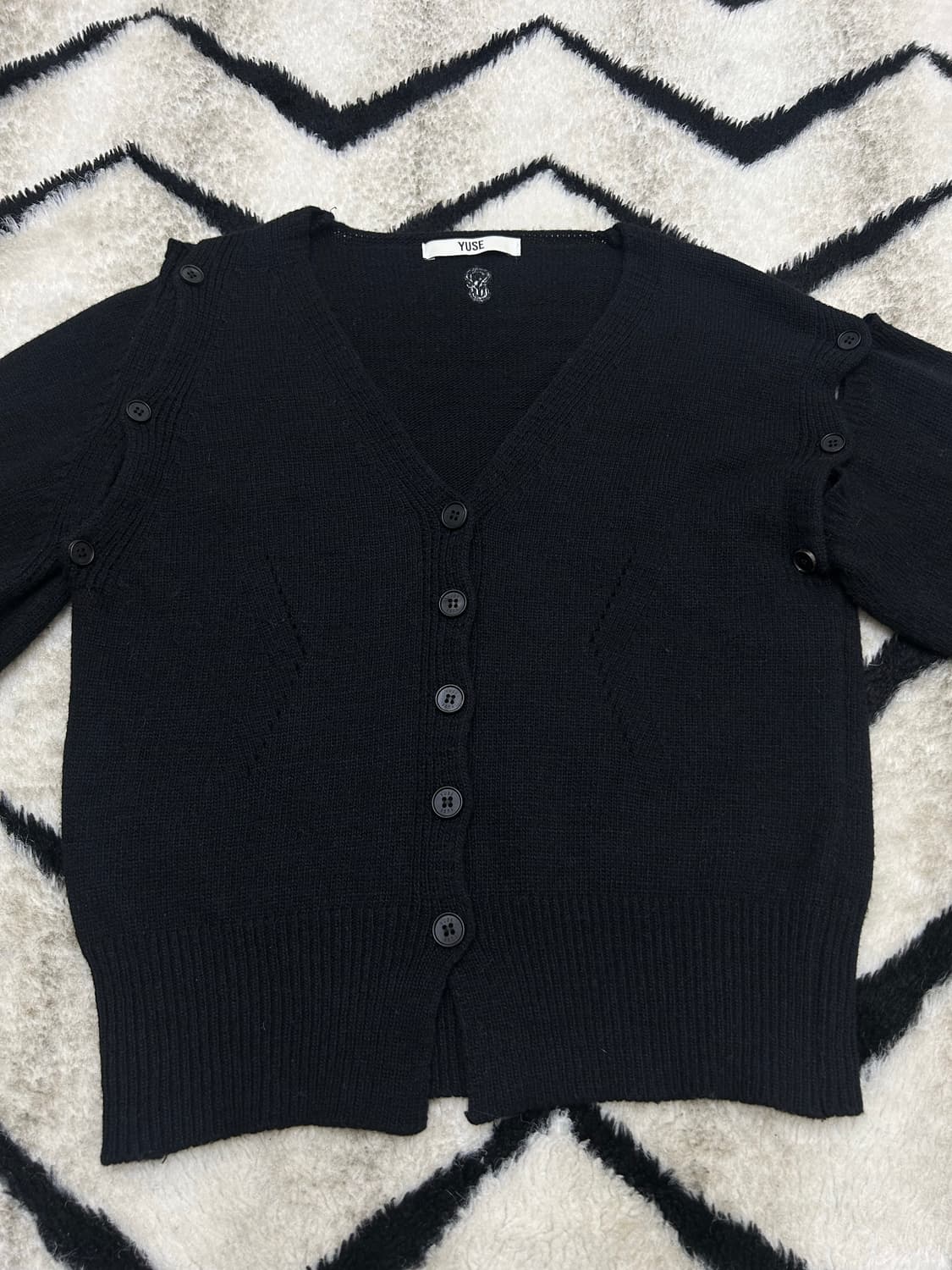 [Free]YUSE 숄더 컷 크롭니트 가디건/블랙 상품이미지4