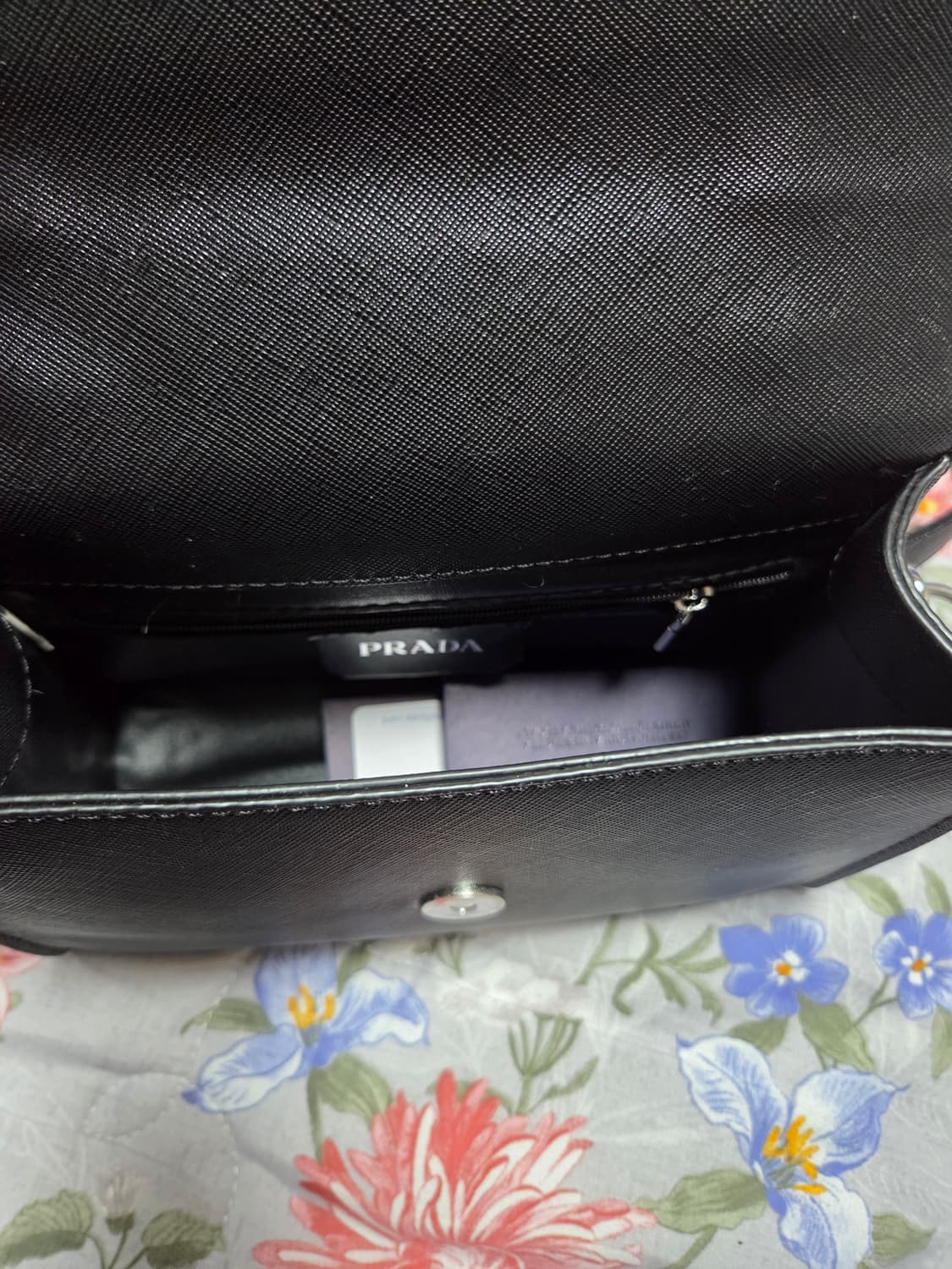 삼각 은장로고 사피아노 크로스백 블랙 상품이미지7