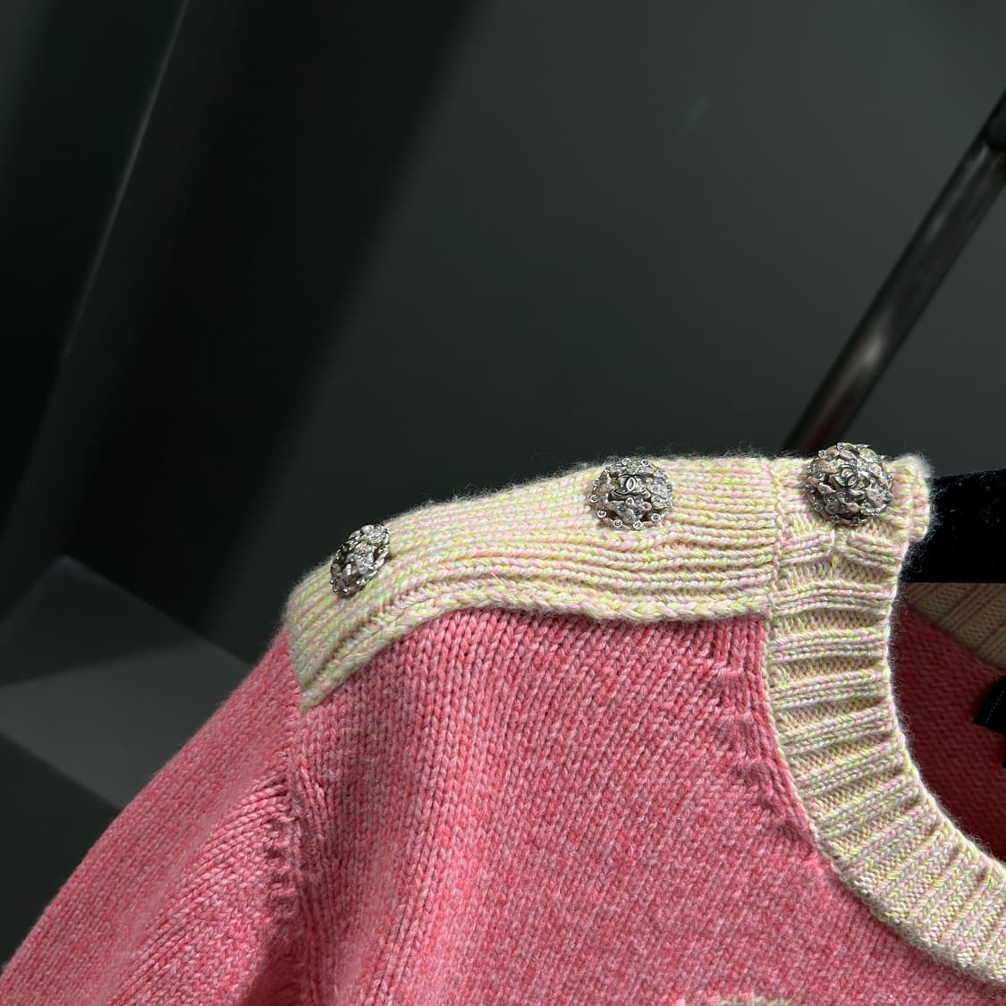 샤넬 CC 버튼 풀오버 캐시미어 니트 상품이미지7