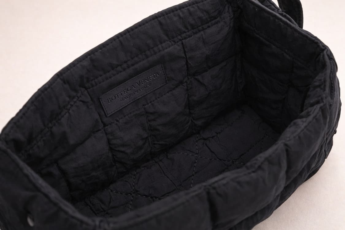 [S급] 보테가베네타 카세트 패디드 테크 나일론 블랙 판매합니다!!! 상품이미지3