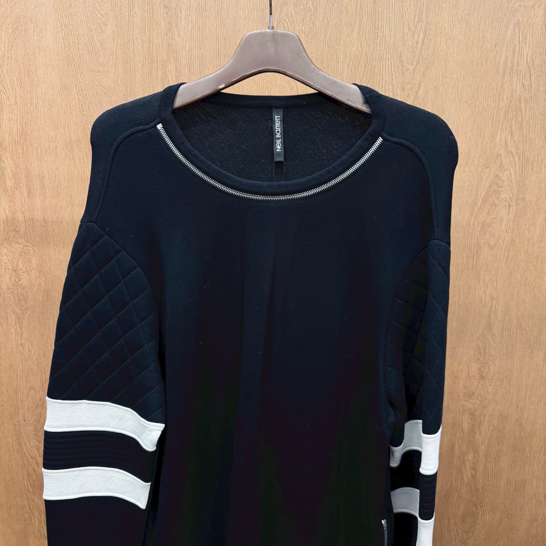 닐 바렛 맨투맨 스트라이프 배색 메탈 지퍼 다이아 퀄팅 패널 디테일 블랙 상품이미지4