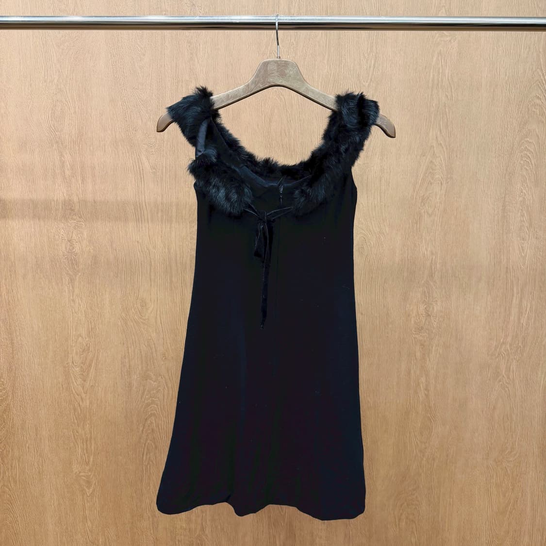 버버리 블루 라벨 슬리브리스 원피스 퍼 트리밍 리본 스트랩 디테일 블랙 상품이미지3