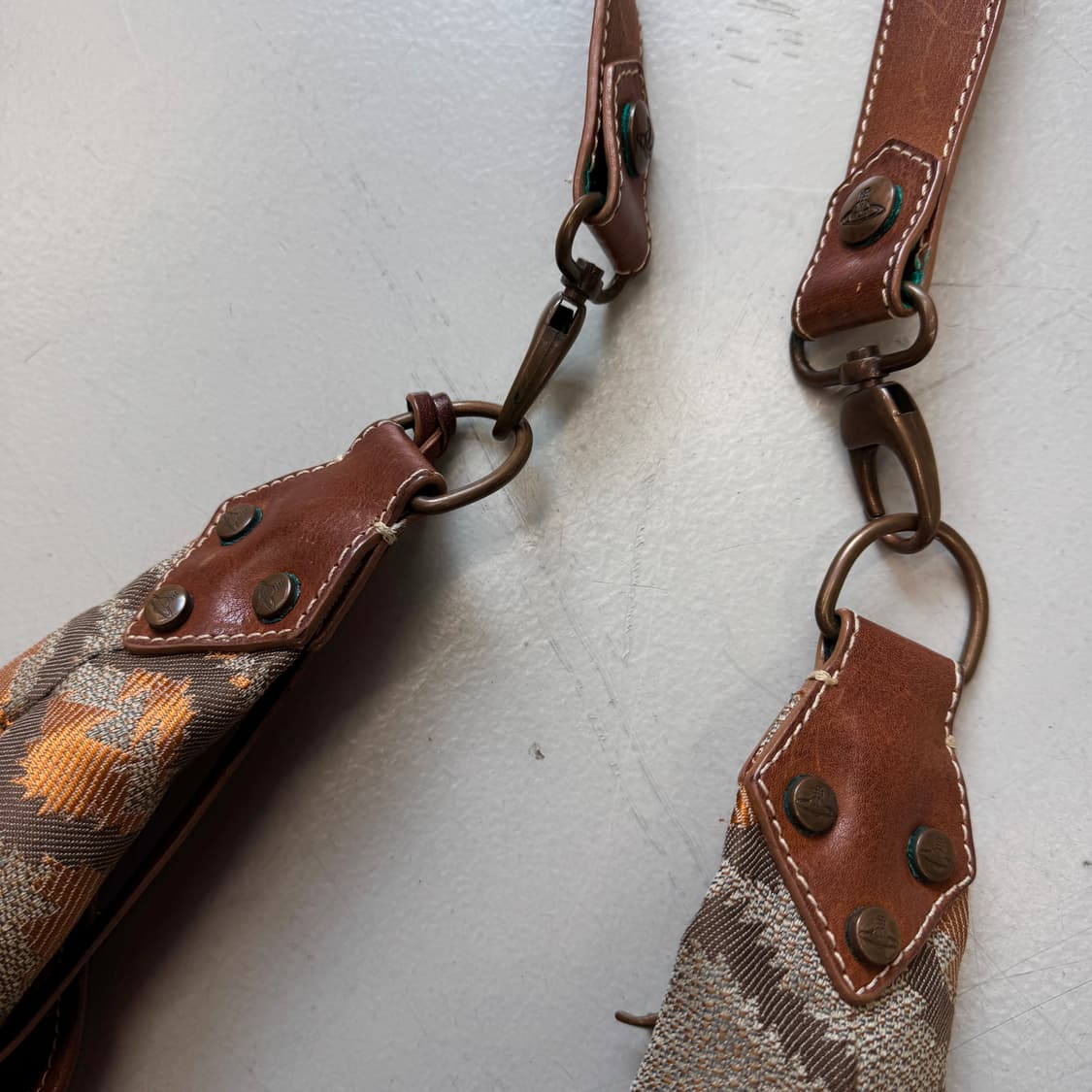 비비안웨스트우드 레더 패치 크로스백 상품이미지4