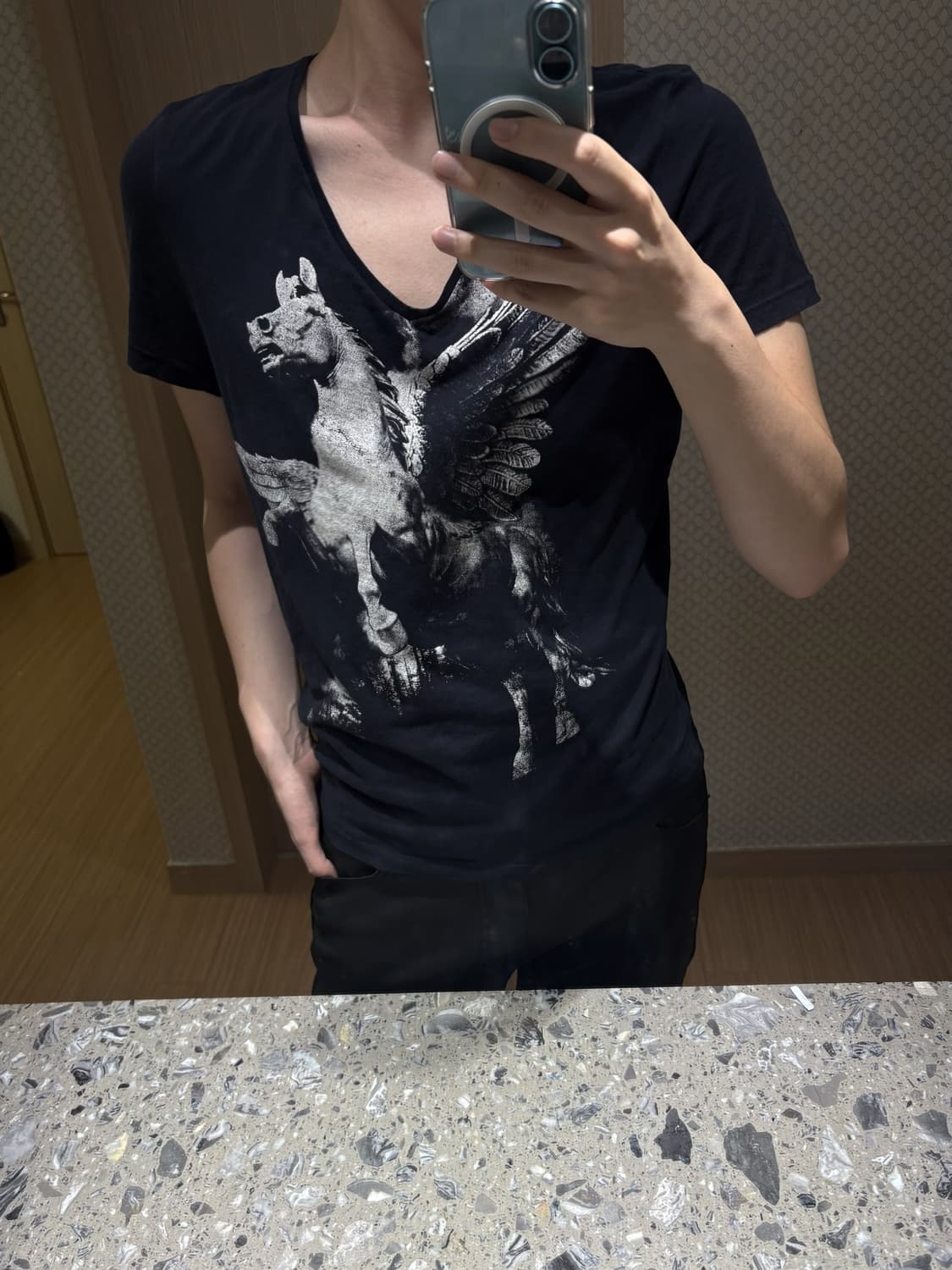 [M] H&M 페가수스 그래픽 딥 브이넥 반팔 티셔츠 (블랙) 상품이미지3
