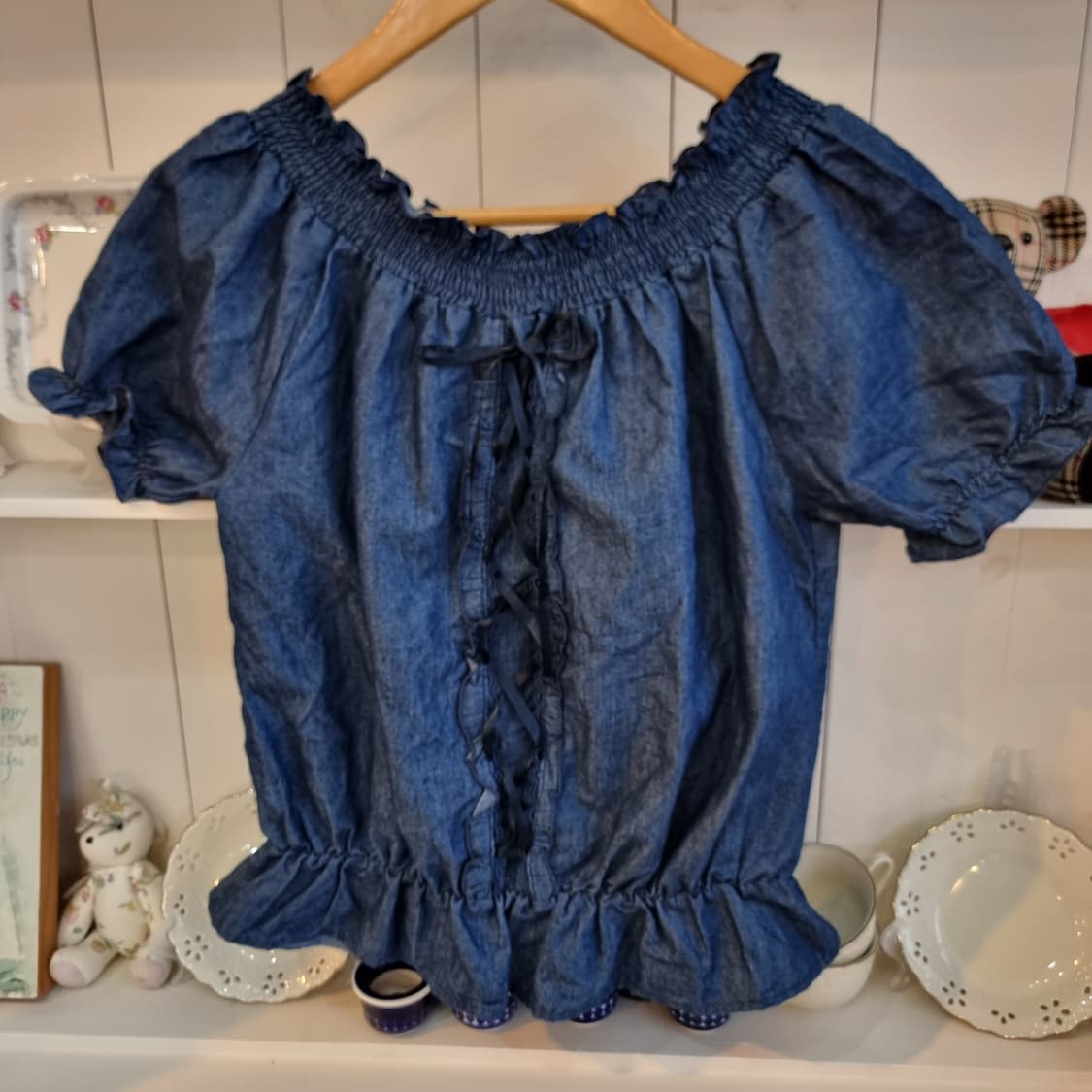 데님 오프숄더 프릴 블라우스 상품이미지4