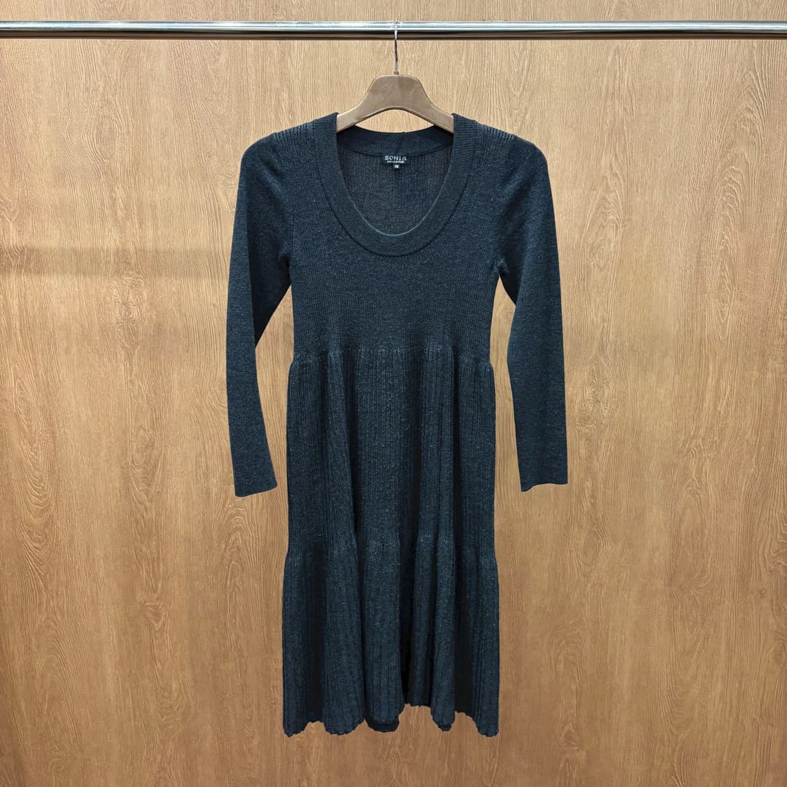 소니아 리키엘 라운드넥 울 니트 롱 원피스 절개 플리츠 디테일 차콜 상품이미지2