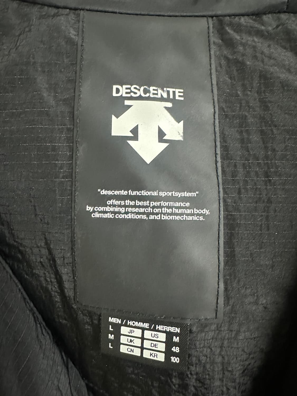 데상트 블랙 후드 자켓 상품이미지3