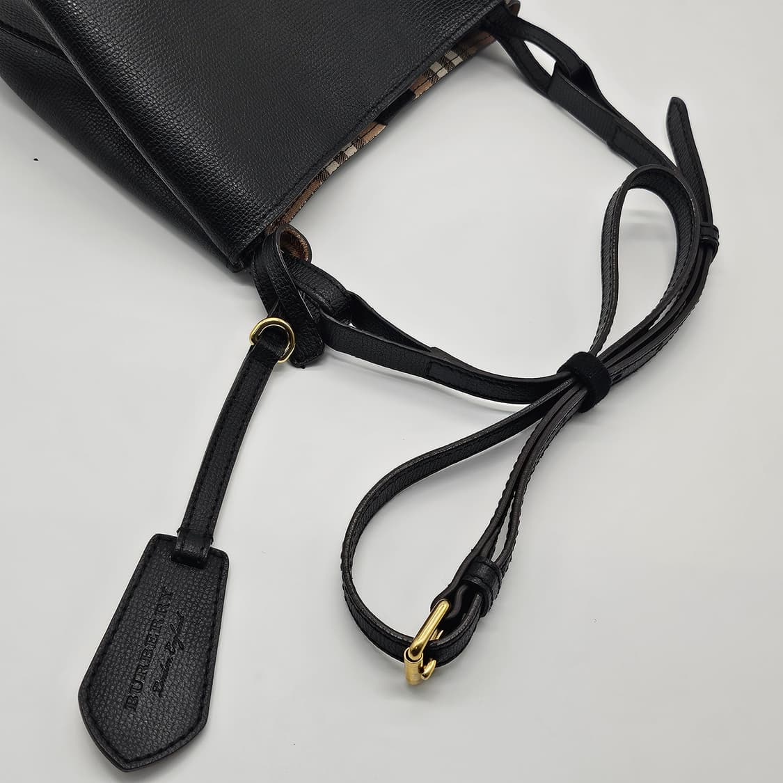 정품 버버리 헤이마켓 론 버킷백 상품이미지8