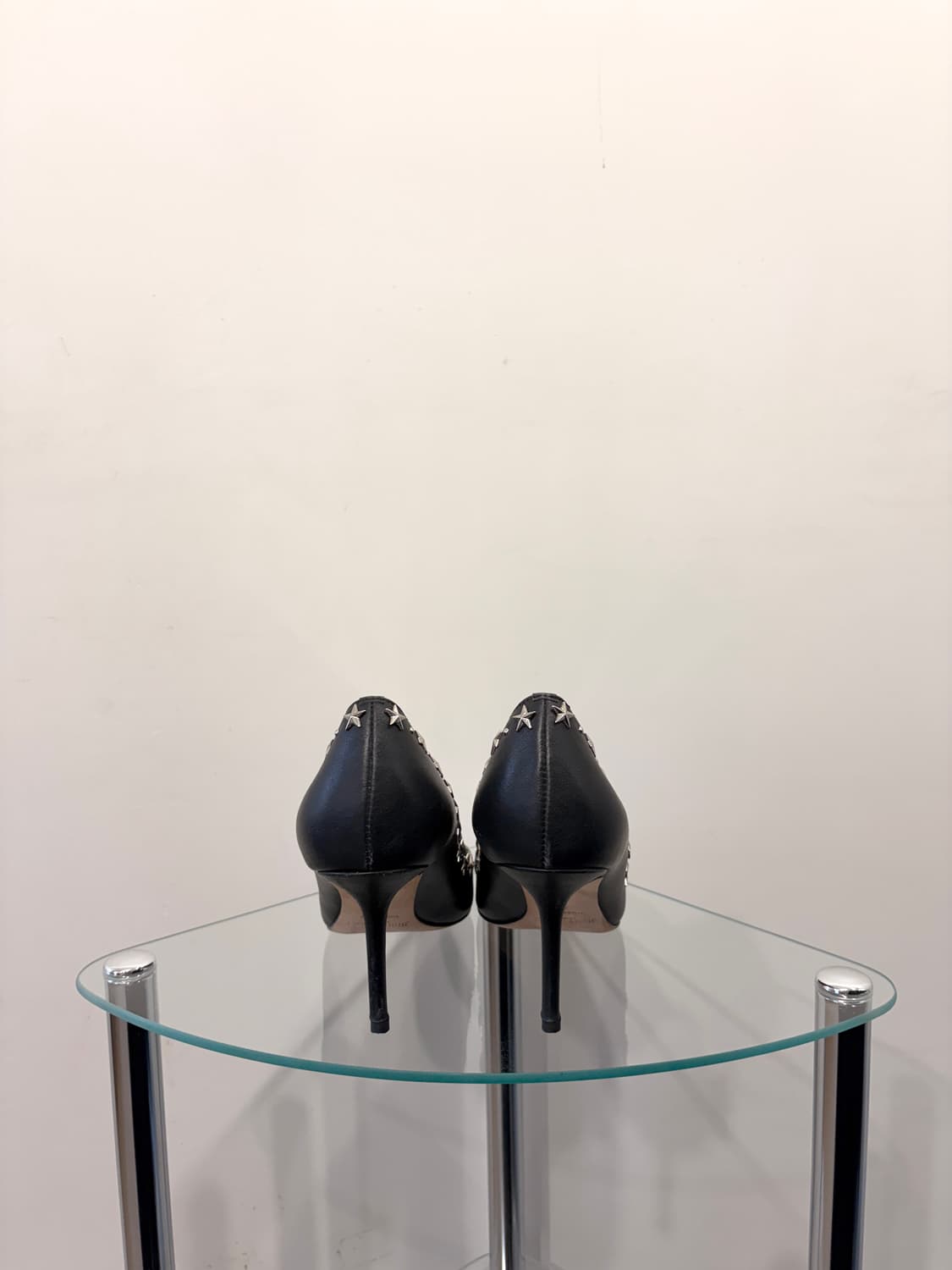 지미추 스타 스터드 레더 힐 펌프스 상품이미지4