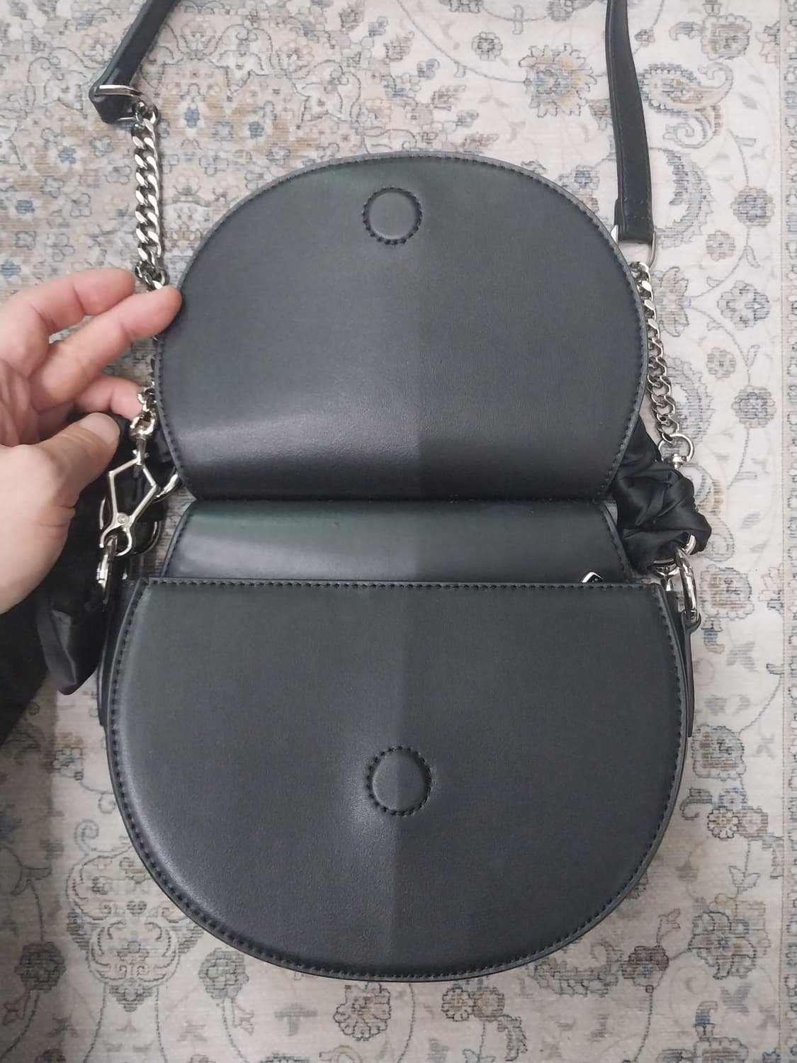 찰스앤키스 새틴 스카프 세미 서클백 상품이미지3