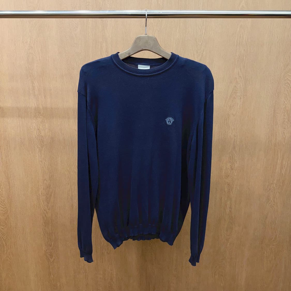 베르사체 라운드넥 코튼 니트 로고 자수 디테일 레귤러핏 네이비 상품이미지2