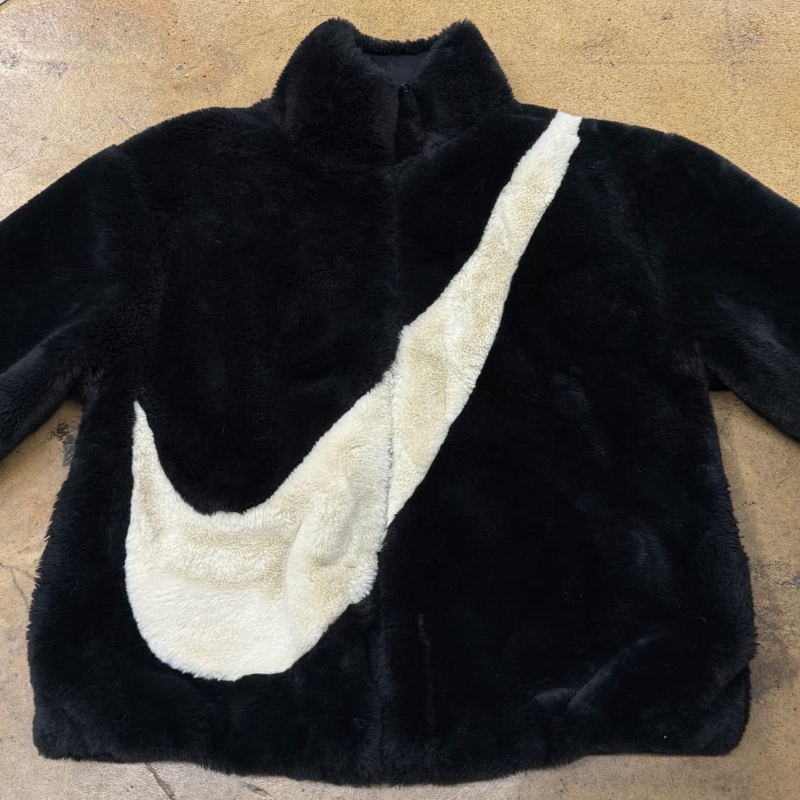 나이키 블랙 화이트 빅 스우시 퍼 자켓 털 집업 상품이미지3