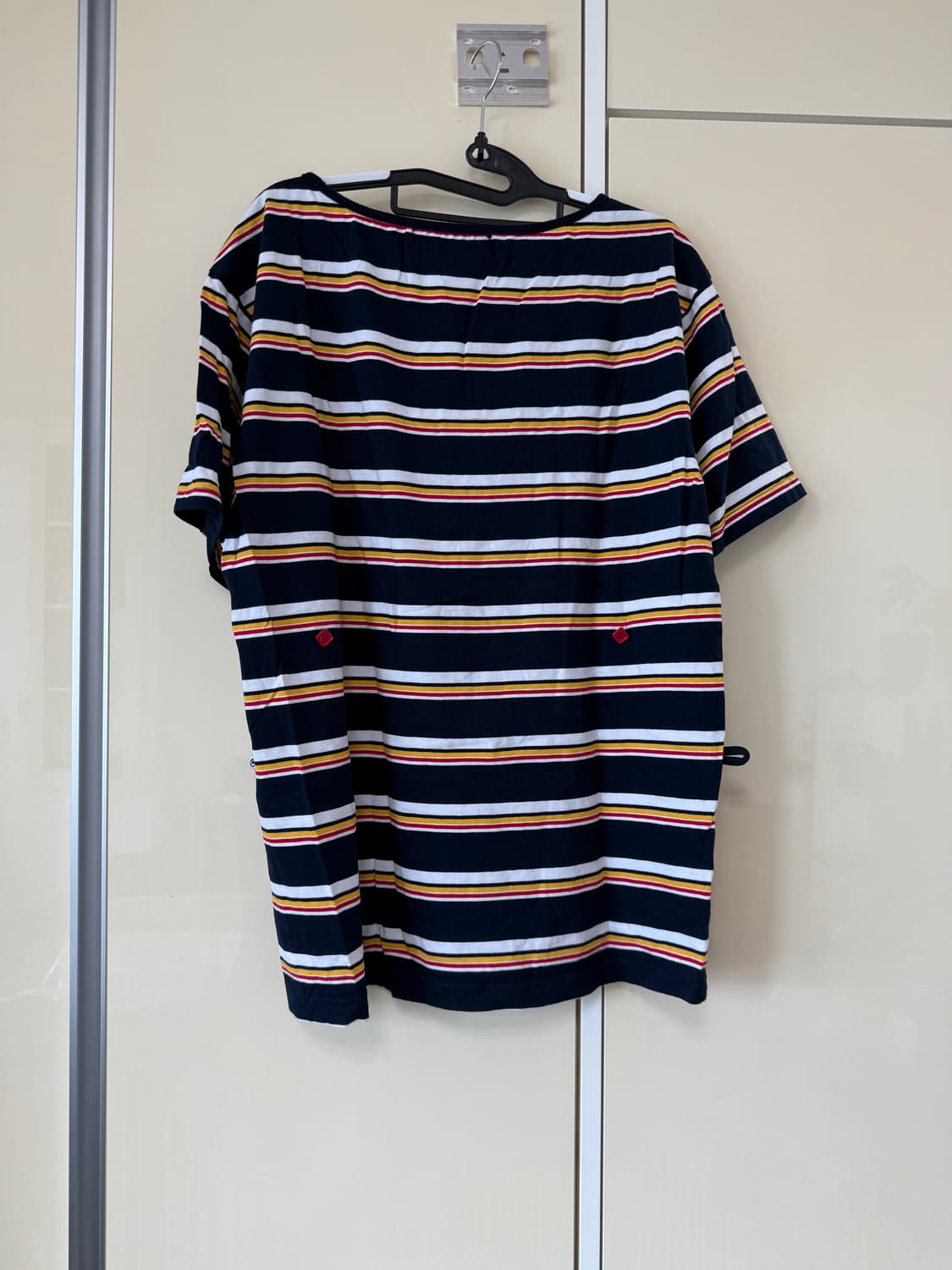 헤레틱 버튼 스트라이프 오프숄더 반팔티 상품이미지2