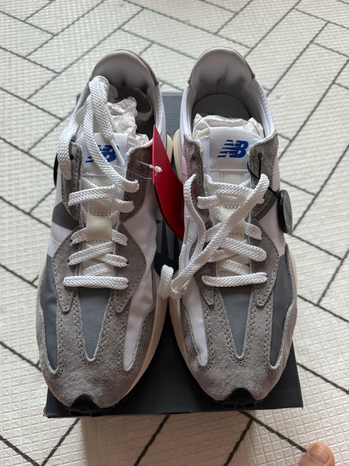 뉴발란스 327 그레이 265 새제품 좌우 대칭 잘 맞아요. 상품이미지1