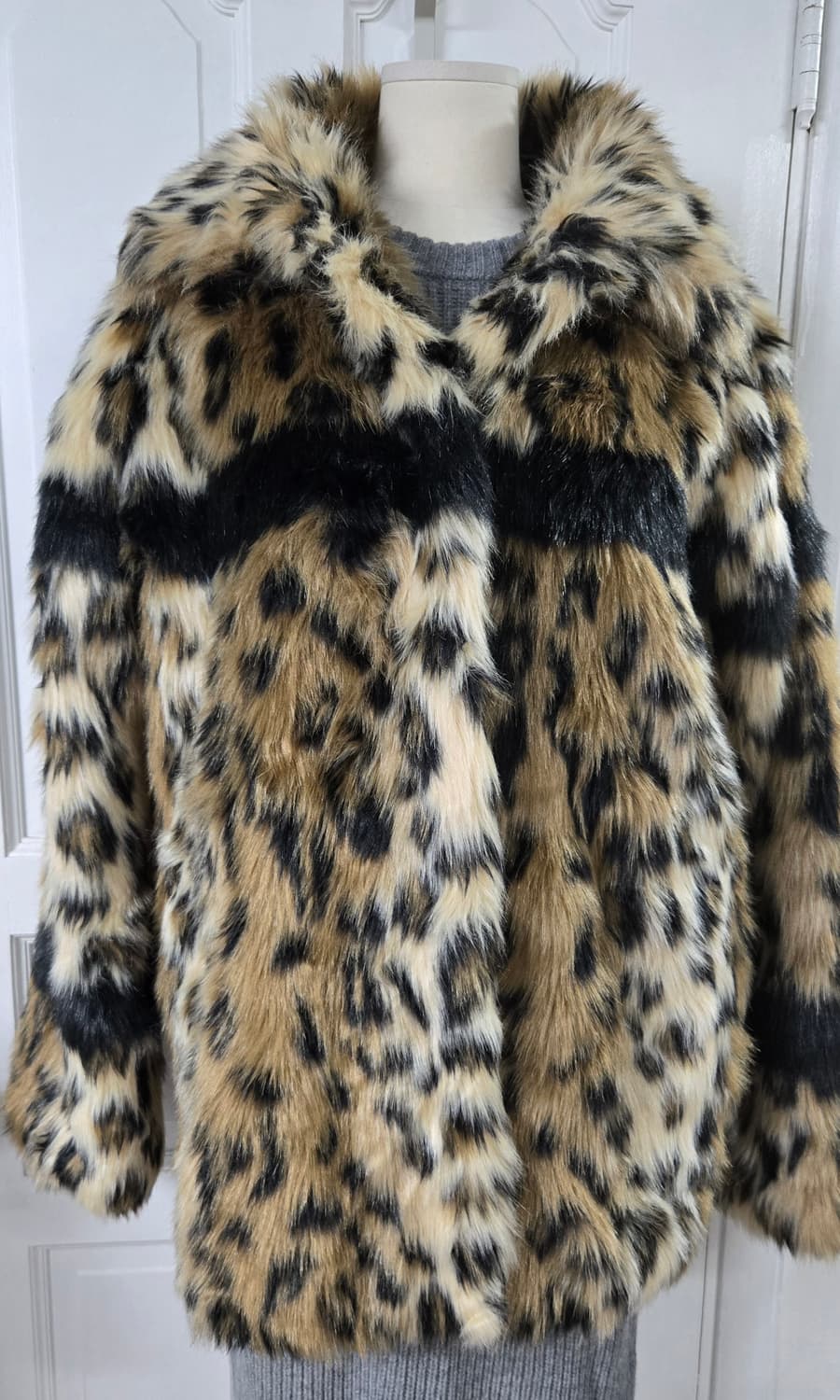 에셴셜 앤트워프 오버핏 레오파드 퍼코트 상품이미지3