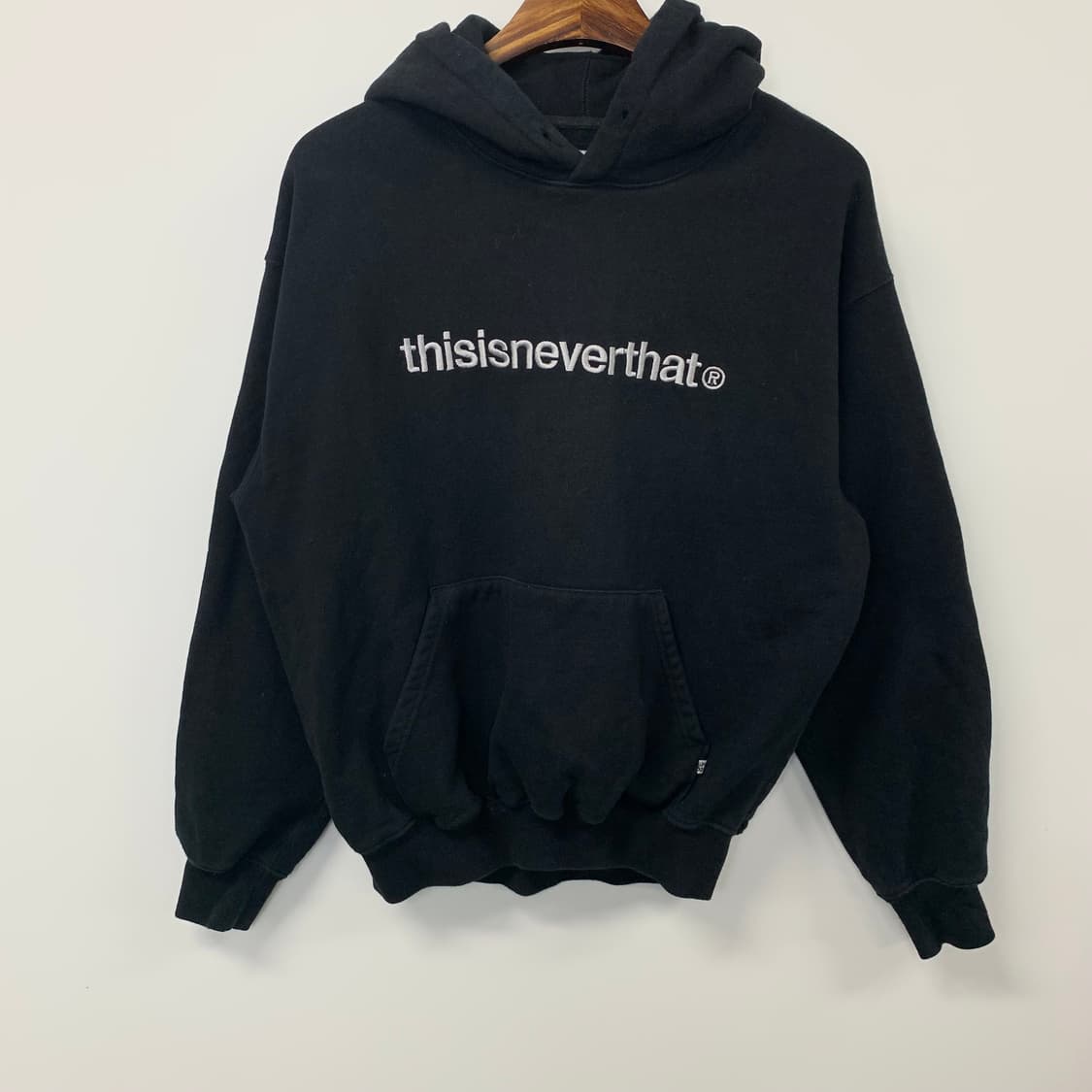디스이즈네버댓 자수로고 블랙 후드티 상품이미지2