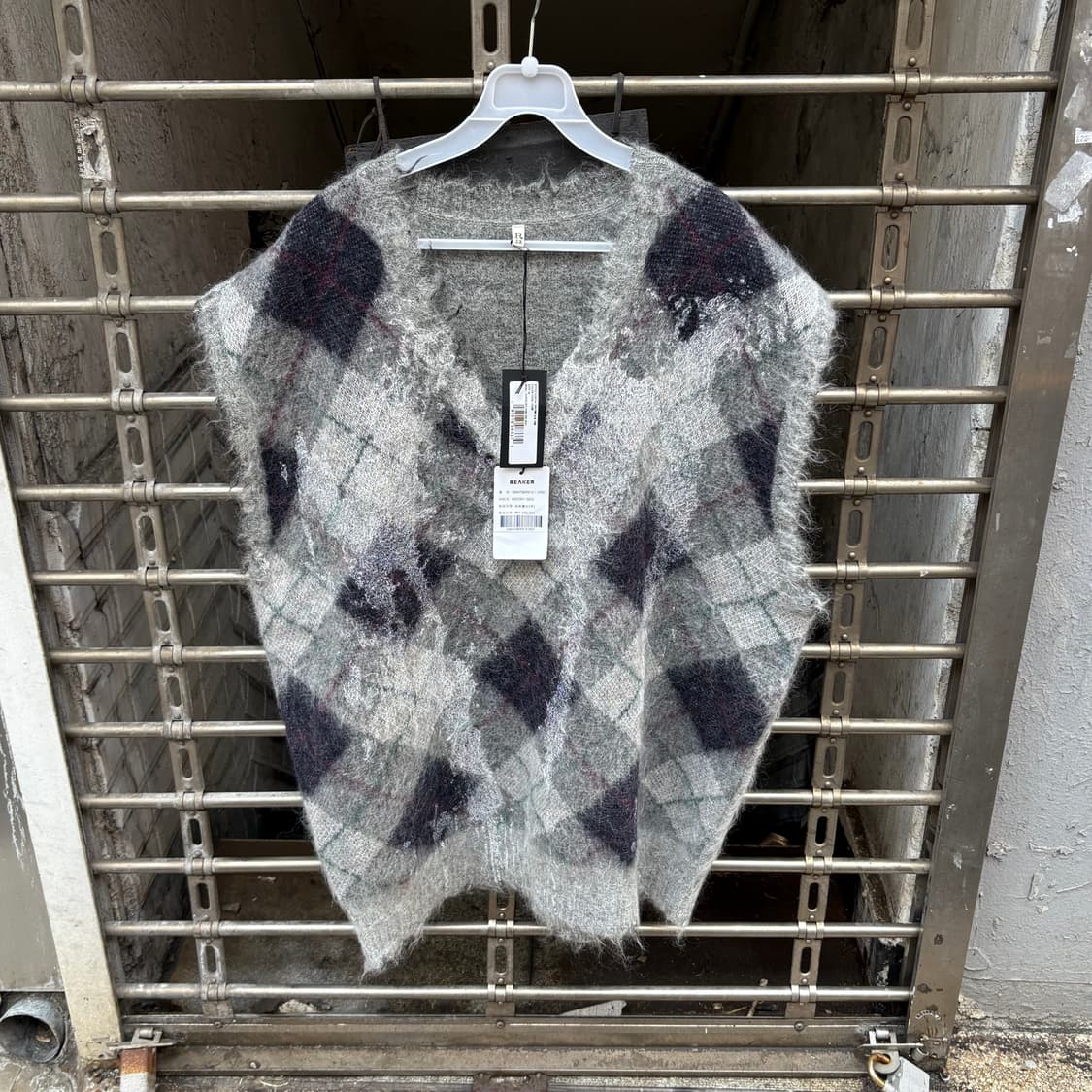 [2] 24년 새상품 BEAKER R13 알써티 아가일 니트 베스트 상품이미지1