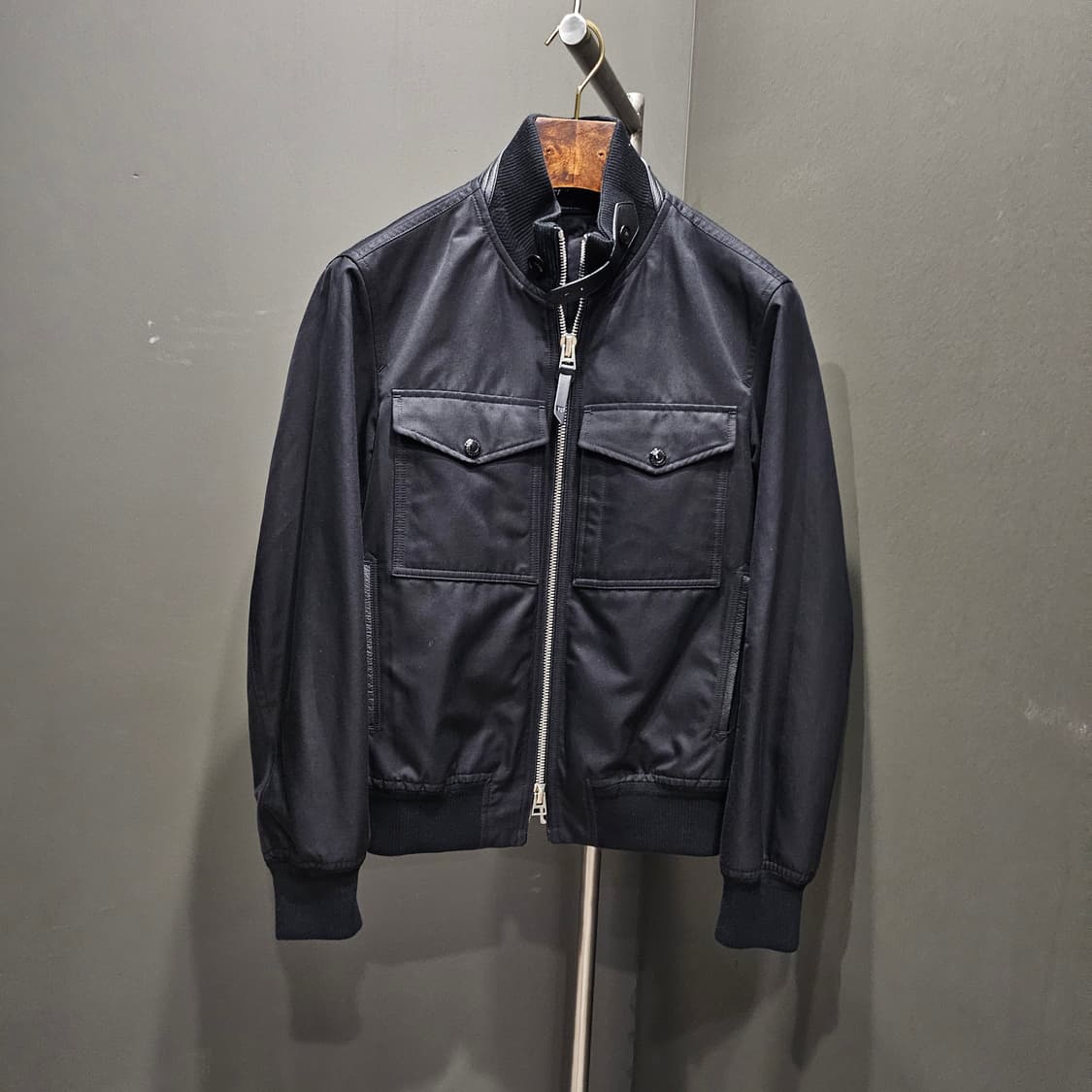 톰포드 레더트리밍 코튼 포켓 실크 트윌 봄버 자켓 상품이미지2